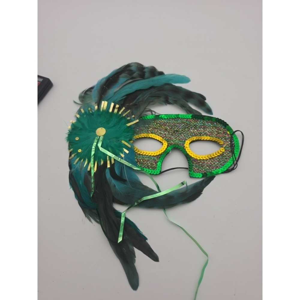 Vtg Mardi Gras Mask Green Lame' Fabric Eye Mask W/ Sequin & Feathers - Picture 2 of 3